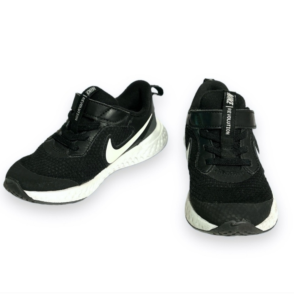 NIKE Unisex Child Revolution 5 Running Shoe EUC